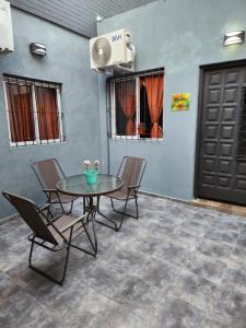 een patio met een tafel en stoelen en een ventilator bij Posadas Amanbay Depto in Posadas