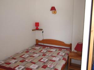 Ένα ή περισσότερα κρεβάτια σε δωμάτιο στο Appartement cosy 4 pers - Pied des pistes, balcon et wifi gratuit - FR-1-508-193