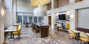 諾克斯維爾的住宿－田納西諾克斯維爾佩普米爾路漢普頓酒店，一间带长桌和椅子的用餐室