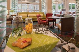 uma mesa com copos de vinho e fruta sobre uma mesa em Hilton Garden Inn Bristol em Bristol