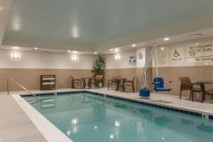 uma piscina com cadeiras e mesas num quarto de hotel em Hampton Inn & Suites - Knoxville Papermill Drive, TN em Knoxville