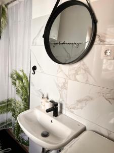a bathroom with a sink and a mirror at Perfekte Lage! Ganze Wohnung Burgblick Residenz in Sankt Veit an der Glan