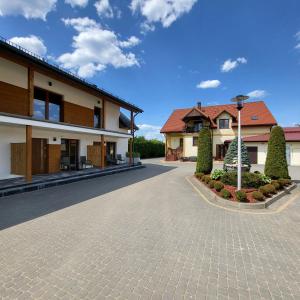 a driveway in front of a house at Apartamenty Agro Roś in Pisz