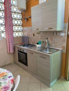 Кухня или мини-кухня в Casa centralissima Torre dell Orso 100m dal mare
