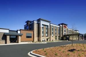 una representación de un edificio con una calle en Hampton Inn & Suites Milwaukee West en West Allis