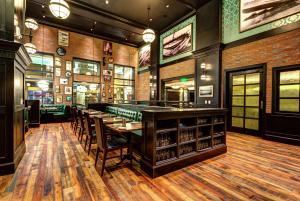 希尔顿诺福克美恩酒店餐厅或其他用餐的地方