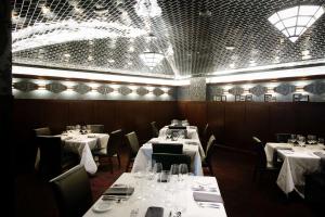 希尔顿诺福克美恩酒店餐厅或其他用餐的地方