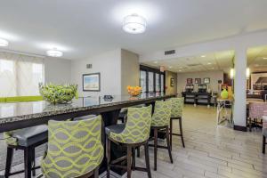 um átrio com um bar com cadeiras amarelas e verdes em Hampton Inn Tampa International Airport/Westshore em Tampa