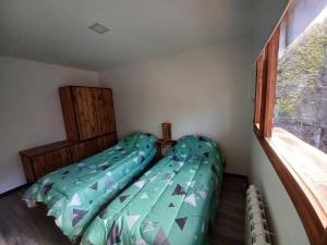 Jen Patagonia في سان كارلوس دي باريلوتشي: غرفة نوم صغيرة بها سرير ونافذة