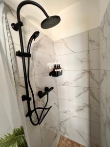 una doccia con soffione nero in bagno di Perfekte Lage! Ganze Wohnung Burgblick Residenz a Sankt Veit an der Glan