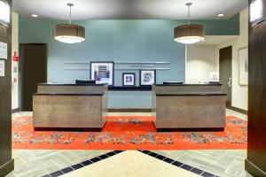 洛亞諾克的住宿－漢普頓酒店- 弗吉尼亞州羅阿諾克市中心，大堂设有两个前台和红色地毯