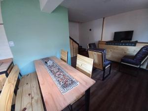 Cette chambre comprend une table en bois et une chaise. dans l'établissement Jen Patagonia, à San Carlos de Bariloche