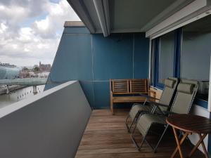 einen Balkon mit Stühlen und einem Tisch auf einem Schiff in der Unterkunft Ferienwohnung `Ton Utkiek` in Bremerhaven
