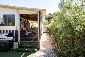 een buitenuitzicht op een huis met een veranda bij mobil home in Hyères