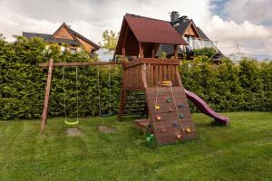 um parque infantil com escorrega e uma estrutura de escalada em Zielony Szlak em Kościelisko