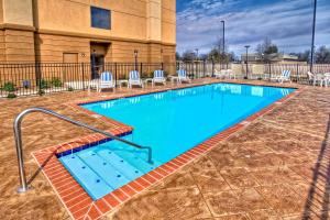 克拉克斯代尔Hampton Inn Clarksdale, Ms的带椅子的游泳池和一栋建筑