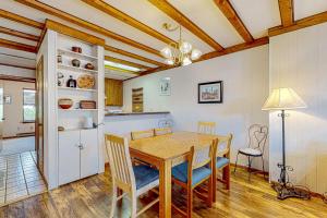 uma cozinha e sala de jantar com mesa e cadeiras em Timbers Four em Angel Fire