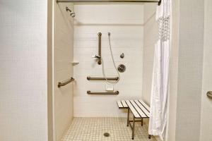 Hampton Inn Clarksdale, Ms的一间浴室