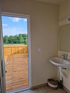 La salle de bains est pourvue d'une porte menant à une terrasse. dans l'établissement Glamping Agapia Agapescu, à Agapia 29 autres photos