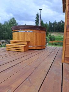 Zdjęcie z galerii obiektu Jaśkowe Wzgórze domki na wynajem Szymbark, balia, Domek nr 2 i 3 w mieście Szymbark