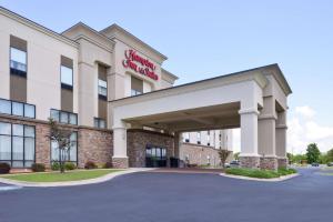 a rendering of the front of a hotel at Hampton Inn & Suites by Hilton Lonoke in Lonoke