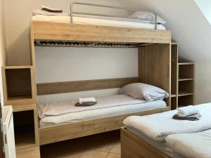 2 Etagenbetten in einem Zimmer mit 2 Matratzen in der Unterkunft Apartment Ozebek in Cerkno