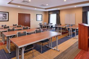 een klaslokaal met tafels en stoelen en een whiteboard bij Hampton Inn & Suites by Hilton Lonoke in Lonoke