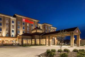 a rendering of a hotel at night at Hilton Garden Inn Bettendorf/ Quad Cities in Bettendorf