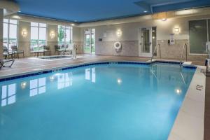 a large swimming pool in a hotel room at Hilton Garden Inn Bettendorf/ Quad Cities in Bettendorf