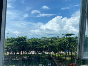 una finestra con vista su un mucchio di alberi di Golden Hotel a Vung Tau