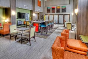 The lounge or bar area at Hampton Inn and Suites Ada