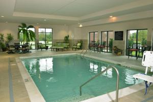 una piscina en un hotel con mesas y sillas en Hampton Inn Springfield-Southeast, MO, en Springfield