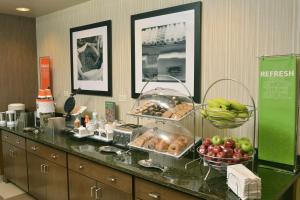 un buffet en una habitación de hotel con comida en un mostrador en Hampton Inn Springfield-Southeast, MO, en Springfield