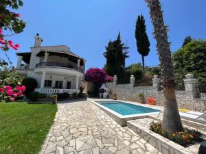 a house with a swimming pool in the yard at Casa StaLa in Kastanéa