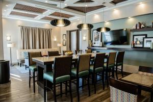 a dining room with a table and chairs at Hampton Inn Bainbridge, GA in Bainbridge