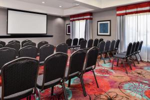uma sala de conferências com cadeiras e um ecrã de projecção em Hampton Inn and Suites Hutto em Hutto