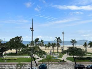 a view of a park with palm trees and the ocean at Frente Mar! 3 quartos e 2 vagas in Santos