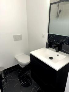 Koupelna v ubytování Appartement neuf entièrement équipé, Saint-Malo Intramuros, plage et commerces à proximité