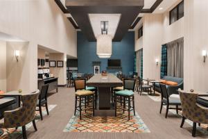 A restaurant or other place to eat at Hampton Inn & Suites West Des Moines Mill Civic