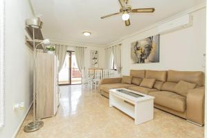 sala de estar con sofá y mesa en 244 Cabo Roig Luxury -Alicante Holiday, en Cabo Roig
