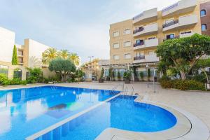 una gran piscina frente a un edificio en 244 Cabo Roig Luxury -Alicante Holiday, en Cabo Roig