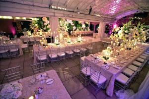 un salón de banquetes con mesas, sillas y flores en The Sam Houston Hotel, Curio Collection by Hilton en Houston