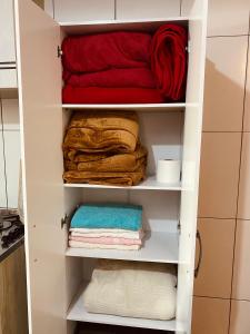 un armario lleno de toallas y toallas plegadas en Residenciais Maria Flor, en Gramado 145 fotos más