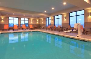 een zwembad in een hotel met tafels en stoelen bij Hampton Inn and Suites Snyder in Snyder