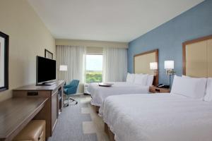 een hotelkamer met 2 bedden en een flatscreen-tv bij Hampton Inn and Suites Snyder in Snyder