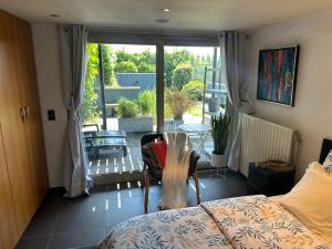 1 dormitorio con cama y vistas a un patio en Studio Charmant&calme en Knokke-Heist