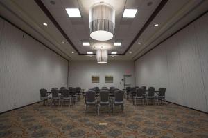 een grote kamer met een stapel stoelen erin bij Hilton Garden Inn Bolingbrook I-55 in Bolingbrook