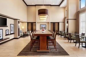 ein großes Esszimmer mit einem Tisch und Stühlen in der Unterkunft Hampton Inn & Suites Mount Joy/Lancaster West, Pa in Manheim