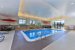 una gran piscina en una habitación de hotel en Hampton Inn & Suites California University-Pittsburgh, en Coal Center