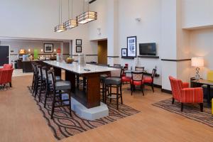 Habitación grande con mesa y sillas. en Hampton Inn & Suites California University-Pittsburgh en Coal Center